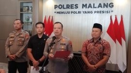 Kapolres Malang AKBP Muhammad Taat Resdi memberikan keterangan pers terkait penetapan empat tersangka kasus penyerangan wisatawan di Mapolres Malang.