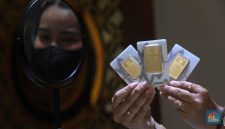 Foto: Karyawati menunjukkan emas PT Aneka Tambang Tbk. (Antam) di salah satu gallery penjualan emas di Jakarta, Kamis (4/5). (CNBC Indonesia/Muhammad Sabki)