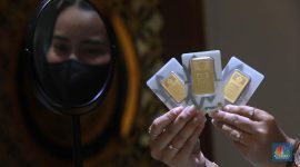 Foto: Karyawati menunjukkan emas PT Aneka Tambang Tbk. (Antam) di salah satu gallery penjualan emas di Jakarta, Kamis (4/5). (CNBC Indonesia/Muhammad Sabki)
