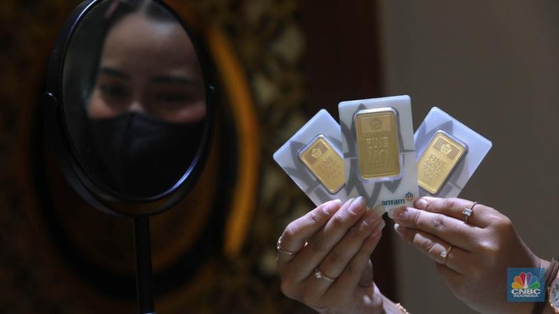 Foto: Karyawati menunjukkan emas PT Aneka Tambang Tbk. (Antam) di salah satu gallery penjualan emas di Jakarta, Kamis (4/5). (CNBC Indonesia/Muhammad Sabki)