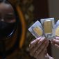 Foto: Karyawati menunjukkan emas PT Aneka Tambang Tbk. (Antam) di salah satu gallery penjualan emas di Jakarta, Kamis (4/5). (CNBC Indonesia/Muhammad Sabki)
