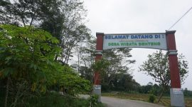 Gapura masuk Desa Wisata Benteng di Ciampea, Bogor, yang dikenal dengan Kampung Cassava.(Foto: Alfi Kholisdinuka/detikcom)