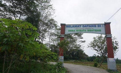 Gapura masuk Desa Wisata Benteng di Ciampea, Bogor, yang dikenal dengan Kampung Cassava.(Foto: Alfi Kholisdinuka/detikcom)