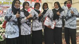 Ketua SNWI bersama jajaran pengurus berfoto bersama dalam sebuah agenda resmi organisasi.