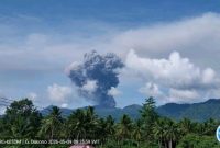 Kolom abu putih kelabu kehitaman erupsi Gunung Dukono, Sabtu (9/5/2026). (Dok. Pos PGA Dukono)