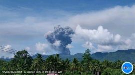 Kolom abu putih kelabu kehitaman erupsi Gunung Dukono, Sabtu (9/5/2026). (Dok. Pos PGA Dukono)