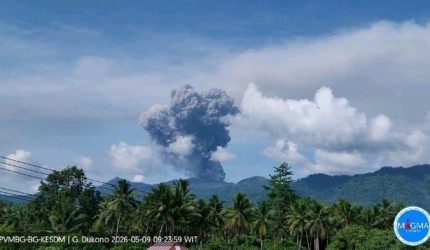 Kolom abu erupsi Gunung Dukono berwarna putih kelabu kehitaman pada Sabtu (9/5/2026).