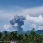 Kolom abu putih kelabu kehitaman erupsi Gunung Dukono, Sabtu (9/5/2026). (Dok. Pos PGA Dukono)
