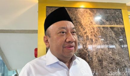 Foto Wakil Ketua Komisi X DPR RI Lalu Hadrian Irfani saat memberikan keterangan kepada wartawan.