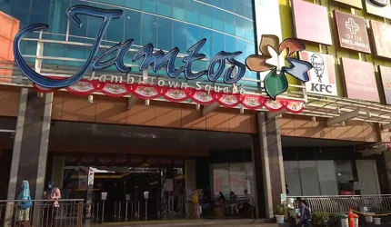 Pengunjung antre di area kuliner Jambi Town Square (Jamtos) saat menikmati promo makanan dan minuman pada 31 Mei 2026.
