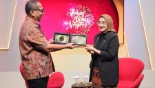 Menteri PANRB Rini Widyantini saat menjadi tamu dalam segmen detikpagi, membahas upaya reformasi birokrasi dan kepemimpinan perempuan di sektor publik.