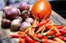 Ilustrasi cabai merah, bawang merah, dan tomat di pasar tradisional yang sedang mengalami kenaikan harga menjelang hari raya. ( Foto Pixabay)