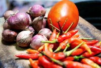 Ilustrasi cabai merah, bawang merah, dan tomat di pasar tradisional yang sedang mengalami kenaikan harga menjelang hari raya. ( Foto Pixabay)