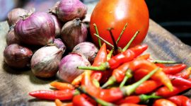 Ilustrasi cabai merah, bawang merah, dan tomat di pasar tradisional yang sedang mengalami kenaikan harga menjelang hari raya. ( Foto Pixabay)