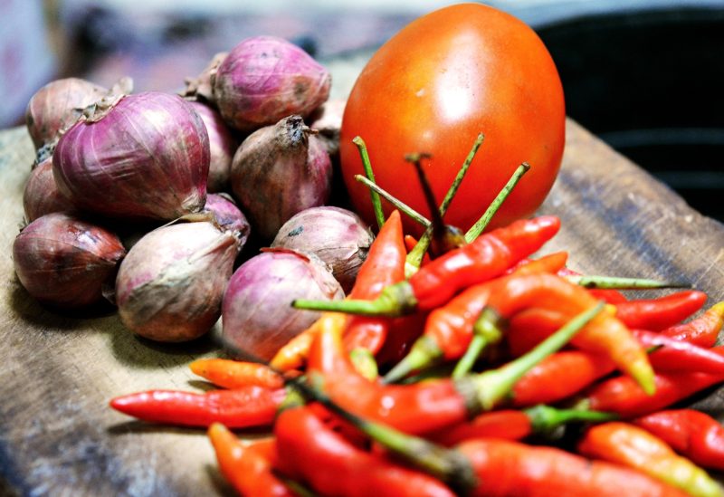 Ilustrasi cabai merah, bawang merah, dan tomat di pasar tradisional yang sedang mengalami kenaikan harga menjelang hari raya. ( Foto Pixabay)