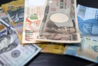 Pergerakan rupiah yang terus melemah terhadap dolar AS dipengaruhi kebijakan The Fed dan ketegangan geopolitik global