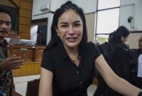 Nikita Mirzani kembali ke rutan setelah menjalani operasi di rumah sakit. (ANTARA FOTO/Ika Maryani)