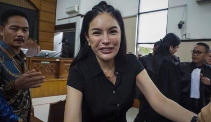 Nikita Mirzani kembali ke rutan setelah menjalani operasi dan perawatan di rumah sakit akibat gangguan tulang belakang.