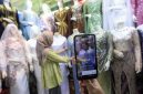 Pelaku UMKM mulai mempertimbangkan keluar dari marketplace seperti Shopee dan TikTok Shop akibat kenaikan biaya logistik dan komisi.
