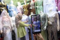 Pelaku UMKM mulai mempertimbangkan keluar dari marketplace seperti Shopee dan TikTok Shop akibat kenaikan biaya logistik dan komisi.