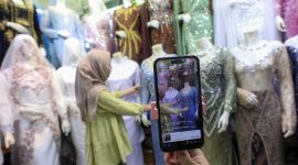 Pelaku UMKM mulai mempertimbangkan keluar dari marketplace seperti Shopee dan TikTok Shop akibat kenaikan biaya logistik dan komisi.