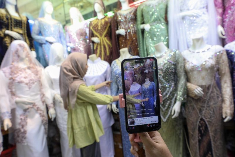 Pelaku UMKM mulai mempertimbangkan keluar dari marketplace seperti Shopee dan TikTok Shop akibat kenaikan biaya logistik dan komisi.