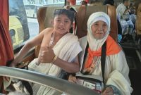 Painah (65), jemaah haji asal Dusun Ngedok, Wonosobo Barat, Jawa Tengah, tiba di Jeddah, Minggu (17/5/2026). Foto: Dok MCH 2026

