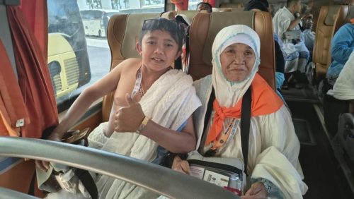 Painah (65), jemaah haji asal Dusun Ngedok, Wonosobo Barat, Jawa Tengah, tiba di Jeddah, Minggu (17/5/2026). Foto: Dok MCH 2026

