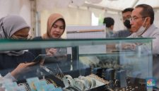 Daftar harga emas Galeri 24, Antam, UBS, dan Antam Retro yang turun pada 23 Mei 2026.