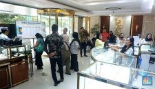 Ilustrasi emas batangan berbagai merek yang dijual di Pegadaian, dengan harga kompak turun pada 17 Mei 2026.