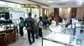Ilustrasi emas batangan berbagai merek yang dijual di Pegadaian, dengan harga kompak turun pada 17 Mei 2026.