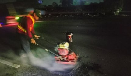 Sejumlah mobil berhenti di bahu jalan Tol Jagorawi arah Bogor akibat pecah ban, dengan petugas derek dan polisi berada di lokasi.