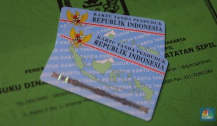 Petugas Dukcapil memindai e-KTP menggunakan card reader tanpa fotokopi