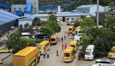 Personel dan kendaraan darurat China tiba di area tambang batu bara Liushenyu di Provinsi Shanxi, China, usai ledakan terjadi (Foto: AFP/CNS