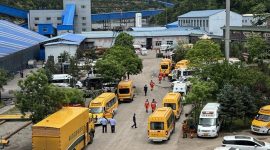 Personel dan kendaraan darurat China tiba di area tambang batu bara Liushenyu di Provinsi Shanxi, China, usai ledakan terjadi (Foto: AFP/CNS