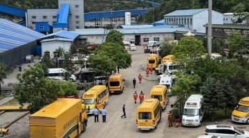 Personel dan kendaraan darurat China tiba di area tambang batu bara Liushenyu di Provinsi Shanxi, China, usai ledakan terjadi (Foto: AFP/CNS