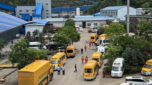 Personel dan kendaraan darurat China tiba di area tambang batu bara Liushenyu di Provinsi Shanxi, China, usai ledakan terjadi (Foto: AFP/CNS