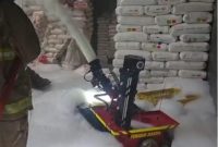 Foto: Petugas damkar memadamkan kebakaran pabrik plastik di Cengkareng, Jakarta Barat. Proses pendinginan masih berlangsung sejak sore. (dok. Damkar DKI)