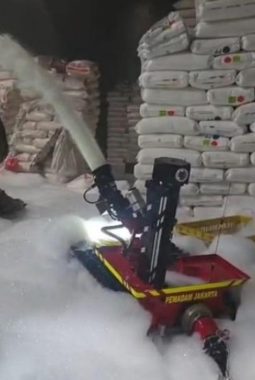 Damkar Gunakan Robot Tangani Kebakaran Pabrik Cengkareng