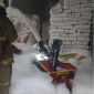 Foto: Petugas damkar memadamkan kebakaran pabrik plastik di Cengkareng, Jakarta Barat. Proses pendinginan masih berlangsung sejak sore. (dok. Damkar DKI)