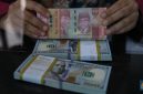 Layar menampilkan pergerakan nilai tukar rupiah yang melemah terhadap dolar AS pada perdagangan terbaru