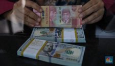 Layar menampilkan pergerakan nilai tukar rupiah yang melemah terhadap dolar AS pada perdagangan terbaru