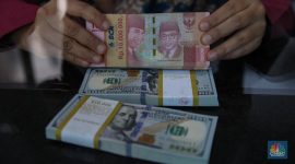 Layar menampilkan pergerakan nilai tukar rupiah yang melemah terhadap dolar AS pada perdagangan terbaru