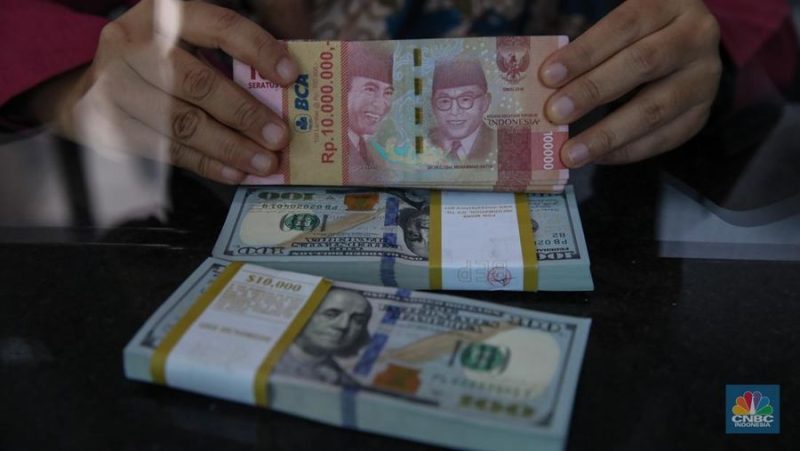Layar menampilkan pergerakan nilai tukar rupiah yang melemah terhadap dolar AS pada perdagangan terbaru