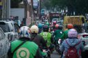 Pengemudi ojek online Gojek di jalan perkotaan. ( foto  pexels )