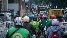 Pengemudi ojek online Gojek di jalan perkotaan. ( foto  pexels )
