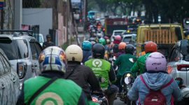 Pengemudi ojek online Gojek di jalan perkotaan. ( foto  pexels )
