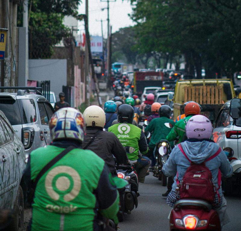 Pengemudi ojek online Gojek di jalan perkotaan. ( foto  pexels )