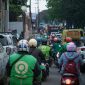 Pengemudi ojek online Gojek di jalan perkotaan. ( foto  pexels )