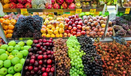 Aneka buah segar dengan kulit yang kaya nutrisi dan bermanfaat bagi kesehatan.